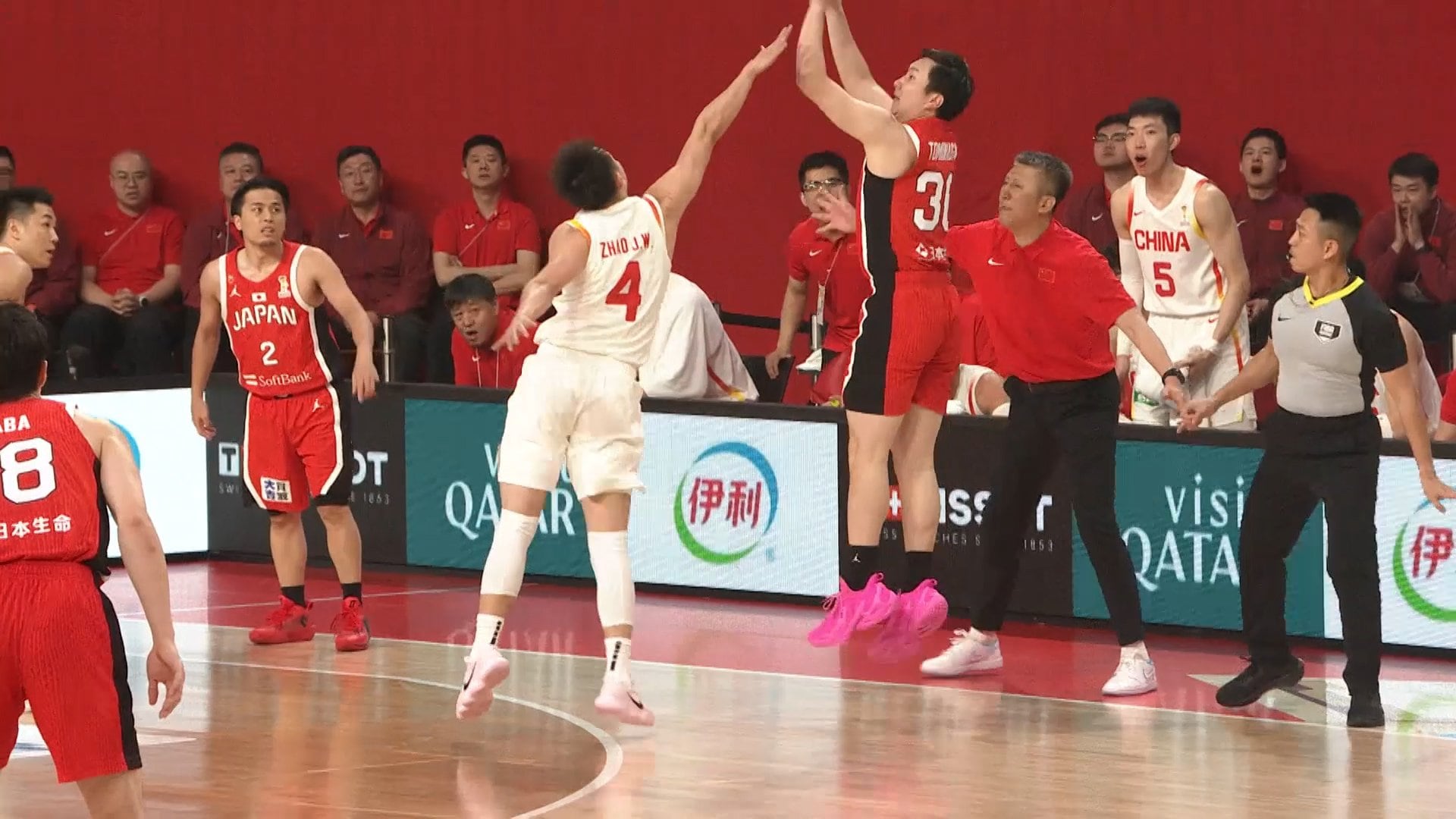 富永啓生が3Pを打つ前には身体にタッチも…