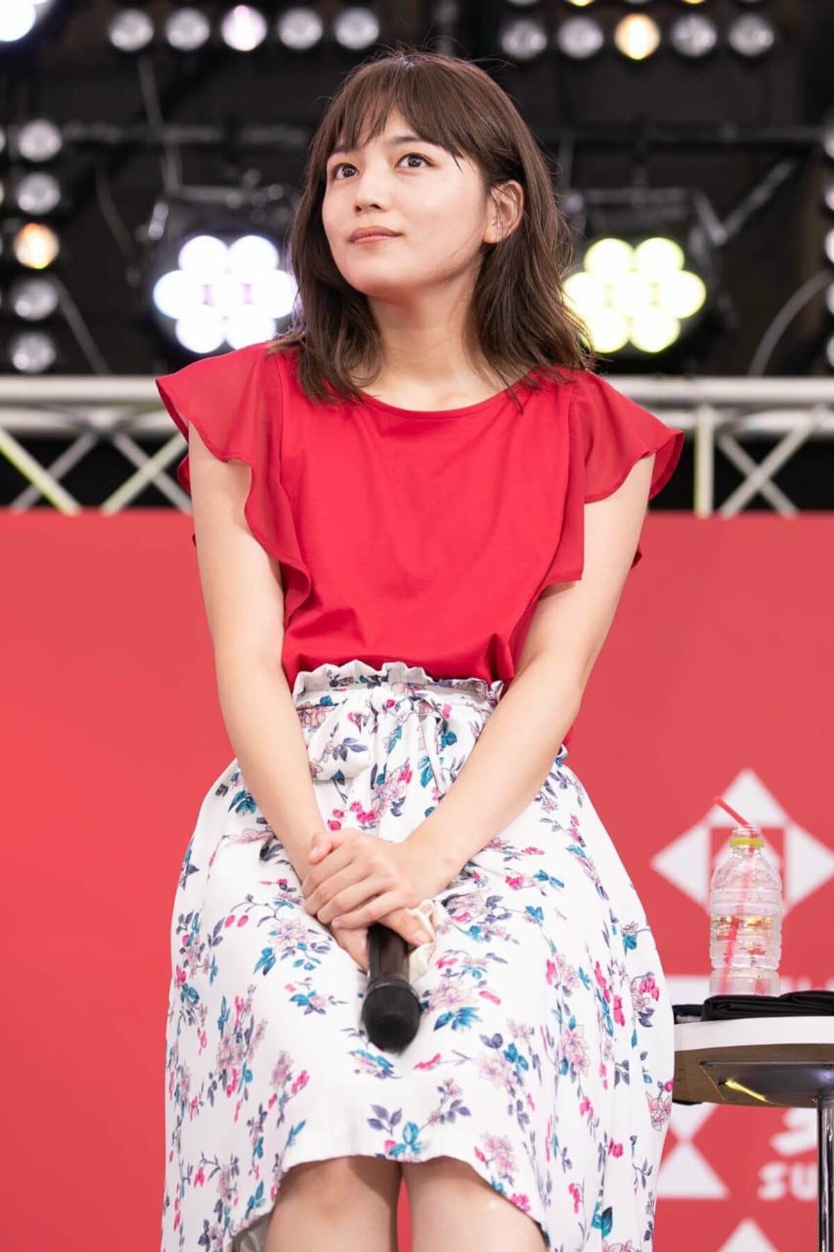 川口春奈、オフ感あふれる黒ぶちメガネ＆お団子ショット「眼鏡めっちゃ