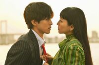 松坂桃李の唇を… 麻生久美子＆井浦新らとのキス前ショットに「ドキドキ写真」「楽しみ」と反響