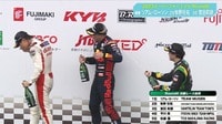 【映像】表彰台に日本酒を運ぶ浴衣美人