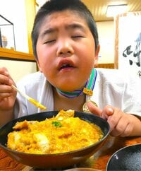 はなわ 柔道大会優勝、嬉しすぎて金メダルを首にかけたまま幸せそうな顔でかつ丼をを頬張る3男