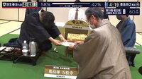 羽生九段が封じ手を渡すシーン