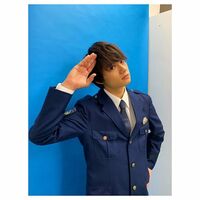 佐野勇斗、警察官姿のオフショットにファン歓喜「制服似合う」「かっこいいのにかわい」