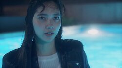 新川優愛が主演ドラマで体当たり演技　レザーを着たままプールへダイブ！