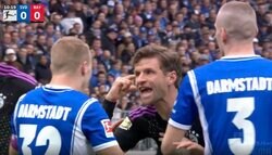 誤審だろ！お前、どこ見てんだよ！ 頭を蹴られた方に“ファウル判定”→ 血管がブチギレるレベルで審判に猛抗議する瞬間 「怖すぎる」「キレていいw」