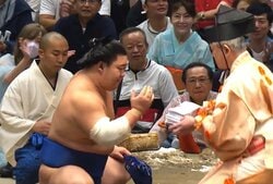 藤ノ川が琴櫻を“ぶん投げた”らスゴイ展開に 著名人2人が揃って「お口あんぐり」 カメラが捉えた面白リアクション「シンクロしてるw」