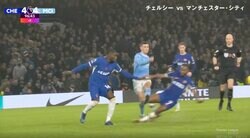 かつての仲間でも容赦しねえ！気合が空回りしすぎた“殺人スライディング”→相手の体ごと吹っ飛ばした危険シーン　一発退場レベルのエグすぎるプレーに場内騒然