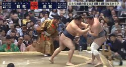 小結・逸ノ城が敗れ、横綱・鶴竜が万全の横綱相撲　全勝は鶴竜を含む5人