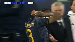 「時間稼ぎか」交代出場も“ネックレスの外し忘れ”で注意、ピッチ端まで戻って名将に預ける珍場面でスタジアム大ブーイング　姑息な‟逃げ切り作戦”に「わざとやろ！」