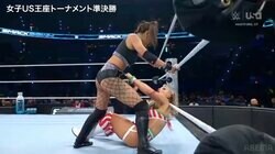 「脱がす気か？」“元体操”女子レスラーがまさかの姑息プレー…ファンも思わずツッコんだ瞬間「どこ引っ張ってんの」