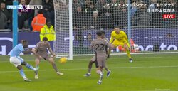 スタジアムに悲鳴！「こういうシーンはあまり見ない」「入ってない？」 試合の流れを変えた“超激レアショット” クロスバー直撃→跳ね返ったボールがポストに当たる“バー・ポストシュート”