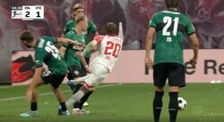 衝撃！一発KOの決定的瞬間 “オランダの神童”が背後からチャージされて右足ふくらはぎにカーフキックが直撃、ピッチに倒れ込む