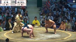 大相撲、“特等席”に大物が鎮座 とにかく映える衣装で“即バレ”状態「今日は別の席で」