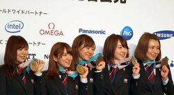 カー娘、 帰国時記者会見で笑顔いっぱい　メダル獲得は「先輩たちのおかげ」