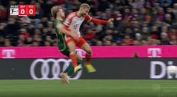 「何が起こった？」選手が突如倒れてスタジアム騒然！ リプレイ映像をよく見たら… 腹部にさりげない一撃が炸裂→悶絶ノックアウトした瞬間