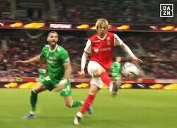 伊東純也が超絶テクニック！ 絶品すぎる“回転トラップ”にファン驚愕「何それ！」「華麗」ワンタッチで敵を翻弄した瞬間