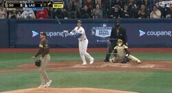 球場騒然… どこまで飛ばすんだよ！ 大谷翔平が片手一本で“説明不能なスイング”　大谷しかできない異次元パワーで特大飛球を打ち上げた瞬間