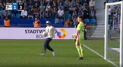 スタジアム騒然！何者かが爆速スピードで乱入してきた！？ 忍者のような動きを見せた“判断が早すぎるボールボーイ”が話題に