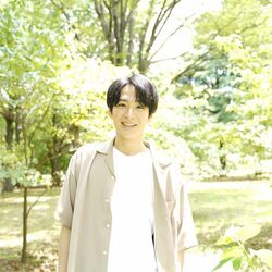 『虹オオカミ』山下航平、緑をバックにした爽やかなショットにファンから反響