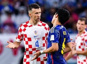 なぜ同点弾を決めたクロアチアの名手は、PK戦後に歓喜の輪へ加わらなかったのか。茫然とする谷口と遠藤の元へ向かった理由【W杯】