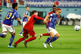 【W杯】本田圭佑、長友佑都へのスペインMFガビのチャージに反応　「ファウルやろ！」