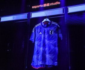 「むっちゃ欲しい」」「なかなか、いい色」サッカー日本代表モデルの「ゲーミングチェア」が明らかに！ 気になる「値段」と「総重量」