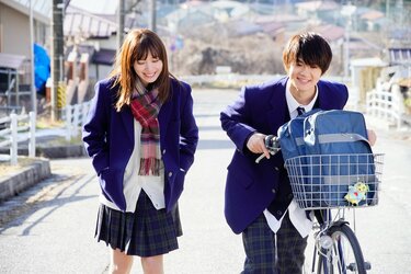 登場人物の視線の先には…？佐野勇斗＆飯豊まりえW主演ドラマ『僕だけ