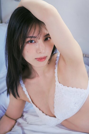 相楽伊織、微笑みから妖艶な表情まで見せる10ページ 『FLASH』表紙