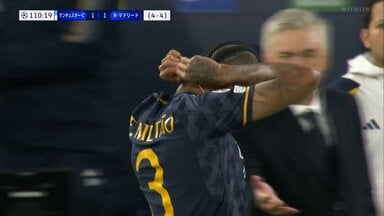 「時間稼ぎか」交代出場も“ネックレスの外し忘れ”で注意、ピッチ端まで戻って名将に預ける珍場面でスタジアム大ブーイング　姑息な‟逃げ切り作戦”に「わざとやろ！」