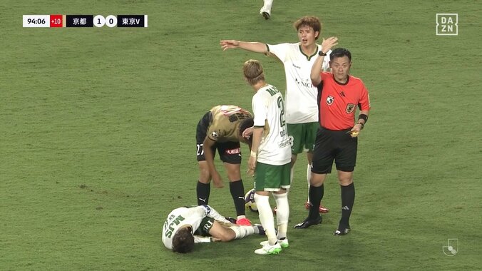 「完全に赤相当だな」背後からの“蟹ばさみタックル”に転倒悶絶！元チームメイトの危険スライディングにファンは「古巣相手にとんでもない」 4枚目