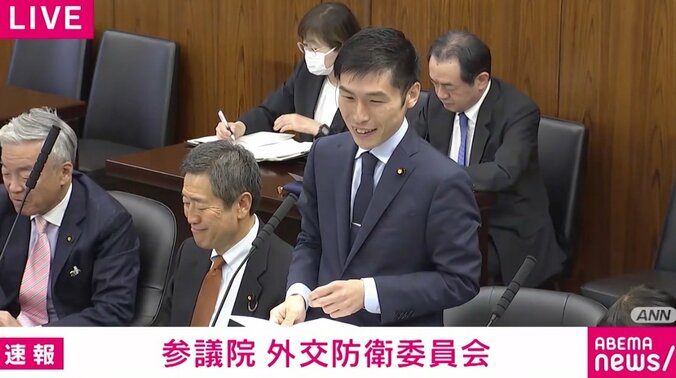 小泉大臣に笑顔を見せる共産・山添議員