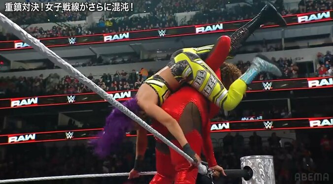 ナイア・ジャックス（写真右）