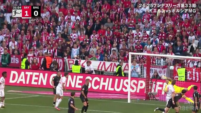 嘘だろ！？高速弾丸シュートの軌道を変える驚愕の“ワンタッチ”ヘッド弾炸裂！「これ触れるのケインだけだろ」「ちゃんと首振ってるし狙ってるわ」 4枚目