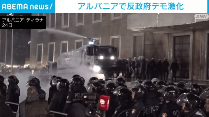 警察部隊の放水車