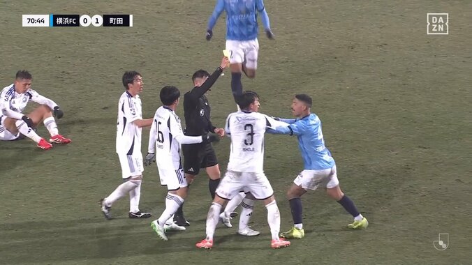 【映像】スライディング→選手同士が激しいどつきあい