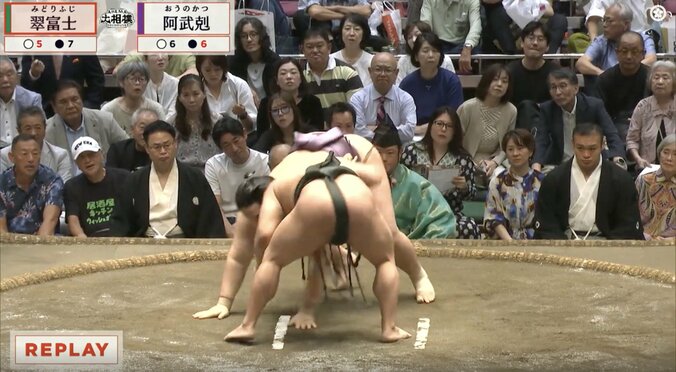 「お？なんだ」「ひさびさみた」館内どよめく一瞬の“妙技” 相手力士、両手を土俵につく「珍しいな」「技で勝った」ファンも注目 3枚目
