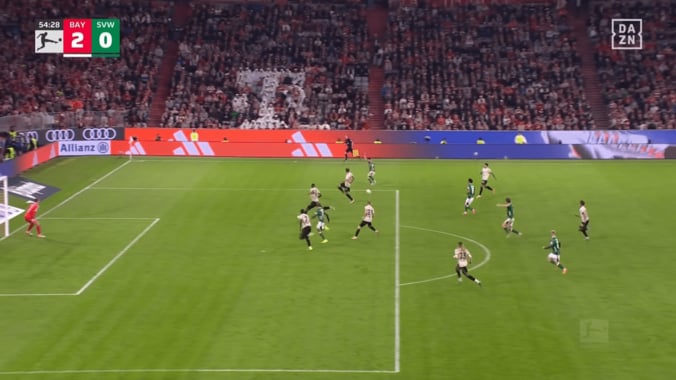 ファン沸騰！ 日本代表DFがバイエルン戦で決定機演出「ファーストタッチが素晴らしい」「攻撃はトップクラス」菅原由勢が完璧トラップ→高速クロス 3枚目