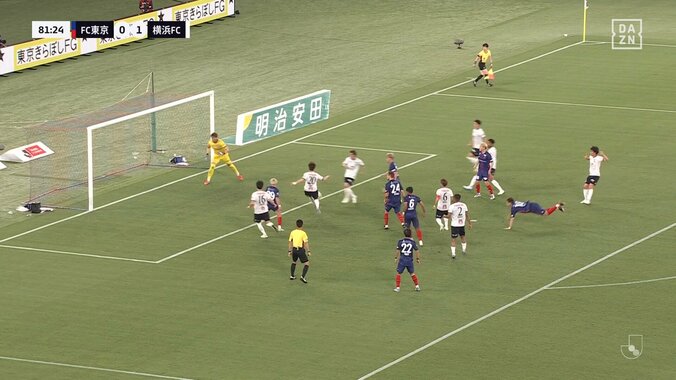 「ちょっと待ったPKやろ」「いやいや中でしょ！」際どい位置で接触転倒しVAR介入→FKがPKに変更「まじでよかった」ファンが一喜一憂した一部始終 3枚目