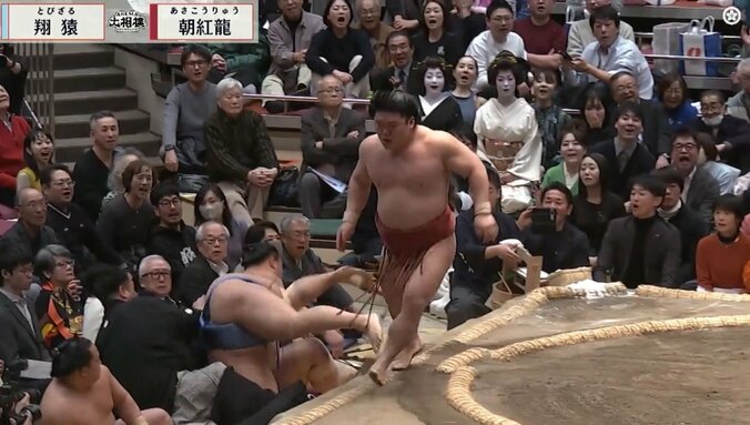 力士が親方にヒップアタック