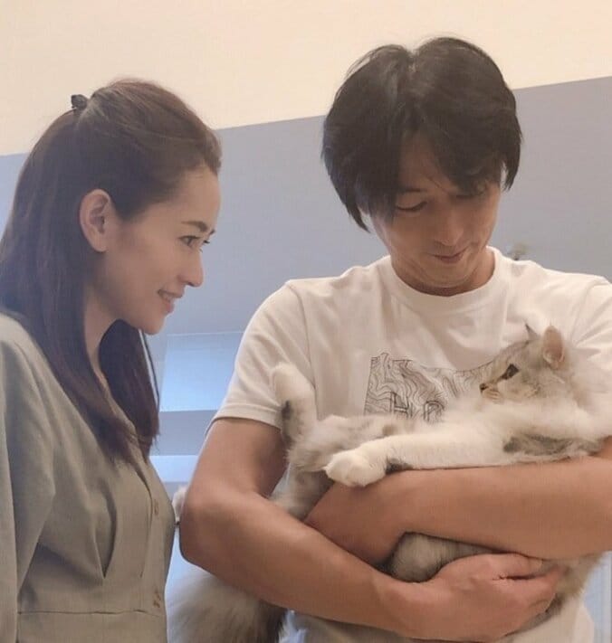 細川直美、猫を抱く夫・葛山信吾との2ショットに「素敵すぎる」「幸せな光景」の声 1枚目