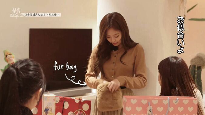 夜食にチキン！ BLACKPINKがパジャマ姿でモグモグ…4人同居で見えてきたメンバーたちのオフの姿 17枚目