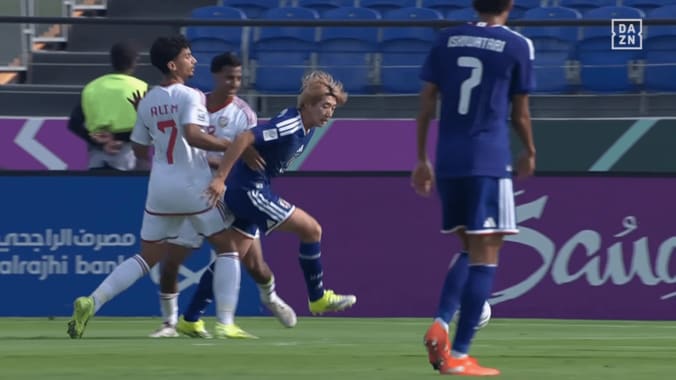 「三笘っぽい！」日本代表FWの“衝撃ドリブル”が話題「そこ浮かせて間を割るのか」横山夢樹が敵2人を一気にぶち抜いた瞬間【U23アジアカップ】 4枚目