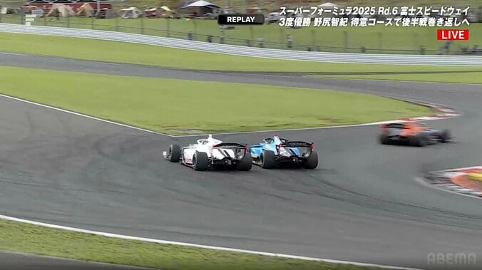 【写真・画像】レーシングスーツ姿も話題！マギー（33）、異例のサーキット“着陸”シーンに反響「プライベートジェット！？」「美しい」　1枚目