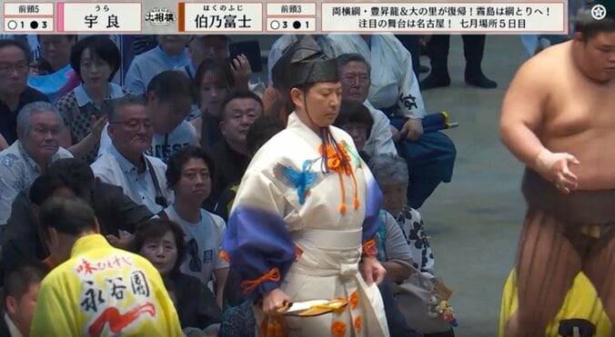 大相撲七月場所、熱戦最中“ひと際目立つ行司の姿”に熱視線「なかなか見ない」「いいデザインしてる」軍配にも注目 2枚目