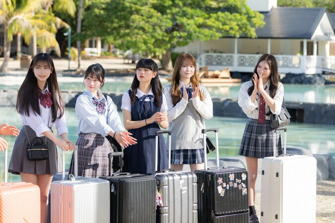 お嬢様風の制服が似合いすぎる高3美少女、高身長イケメン男子が早くもデレデレ