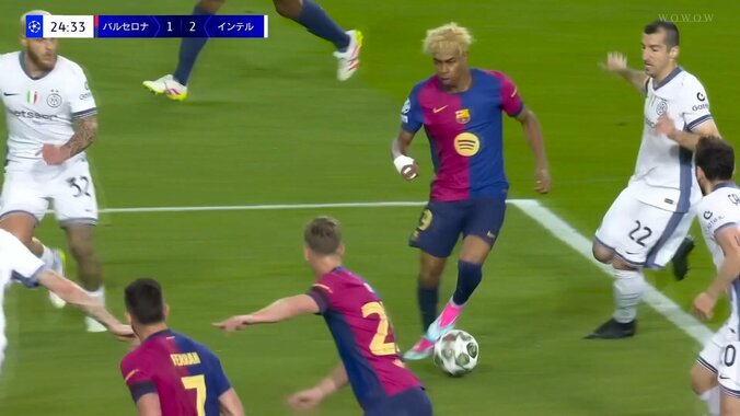 メッシ超え！17歳の神童が奇跡の衝撃弾「バルサで一番うまい」「芸術作品」神技タッチで5人包囲網を破壊→理解不能な超絶ゴラッソ！！ 5枚目