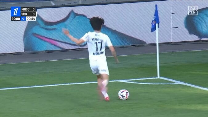 「バチくそキレてる」「敬斗プンプン」中村敬斗、味方にFKを奪われて激昂→ボールを蹴りつけて感情爆発の瞬間 4枚目