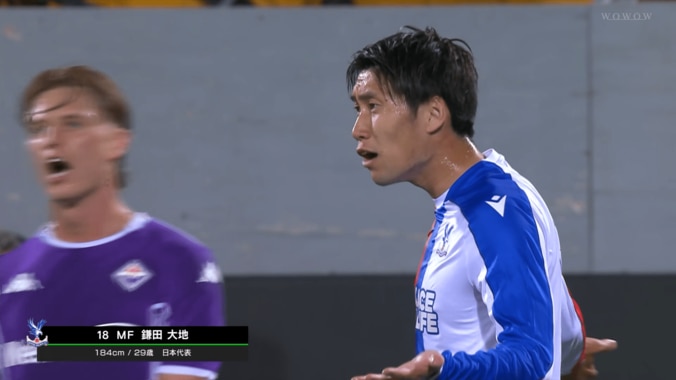 一体なにが…？鎌田大地が激昂！際どい“接触”をめぐり相手MFと口論…一歩も引かない強気の姿勢 4枚目