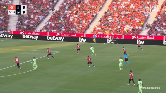 「なんだこれ…」バルサ新10番の“悪魔のドリブル”に世界騒然！「異次元」「また速くなった？」爆速の縦突破→股抜きの一部始終 5枚目