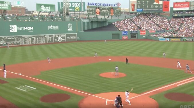 【写真・画像】ふざけるなよ！死球にブチギレ…乱闘勃発「2回目はキレる」ぶつけられた“悪童”マチャドが激怒→相手コーチに猛突進「怖すぎる」　1枚目